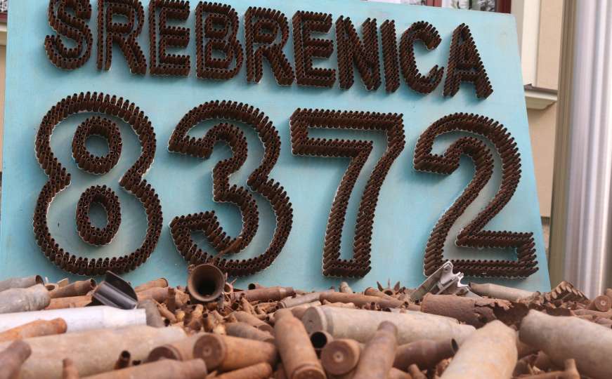 Postavka u Cazinu: Čahure simboliziraju 8.372 nevine žrtve Srebrenice